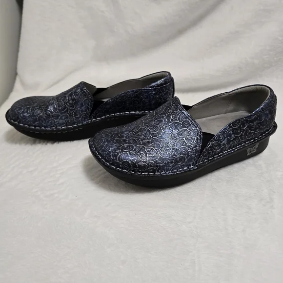Stylish Women's Slip-On Shoes in Blue and Black - Picture 3 of 10